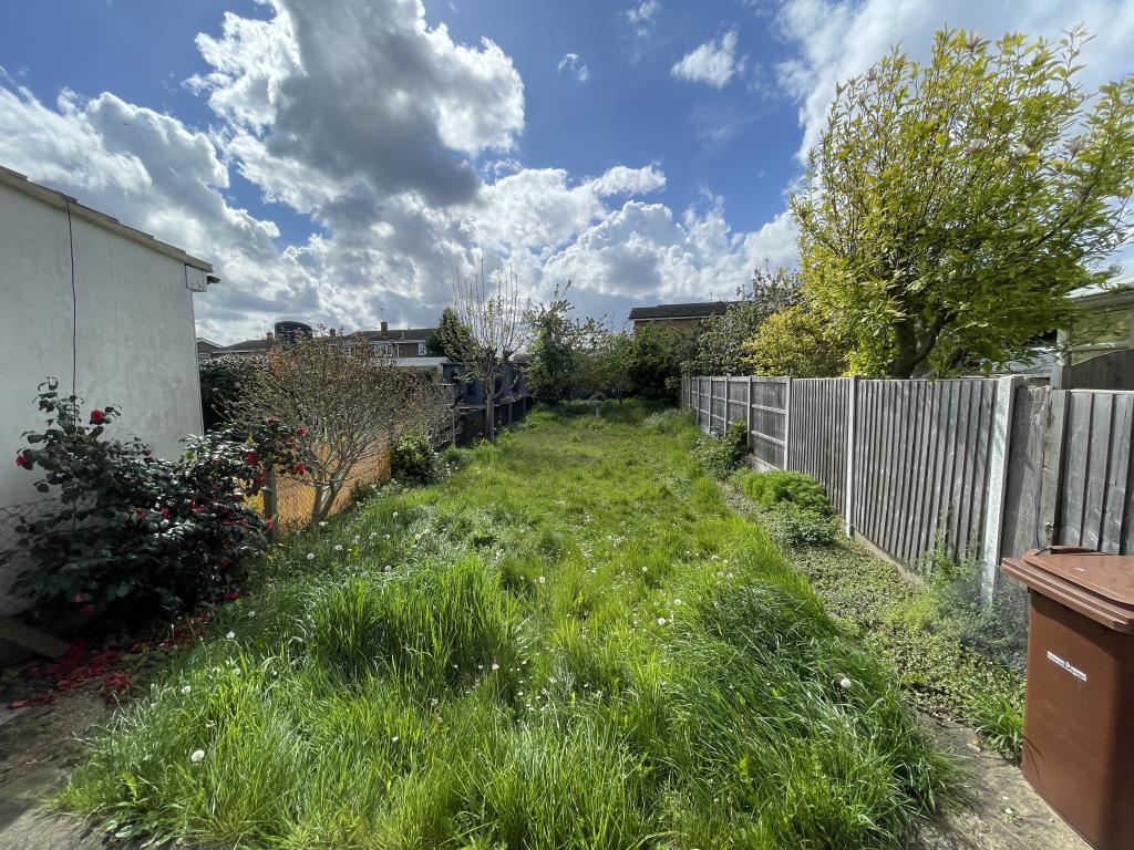 Lot: 23 - SEMI-DETACHED HOUSE FOR IMPROVEMENT - garden